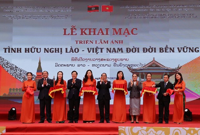 Việt Nam và Lào phối hợp tổ chức triển lãm ảnh về tình hữu nghị giữa hai nước Triển lãm ảnh Tình hữu nghị Lào-Việt Nam đời đời bền vững
