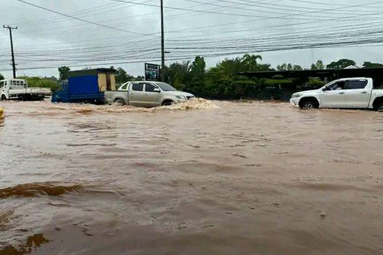 Mưa lớn gây ngập lụt ở Vientiane
