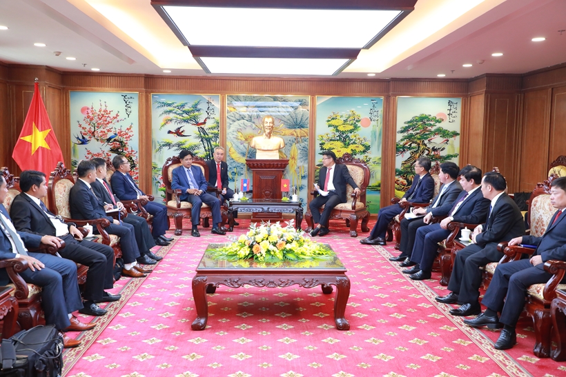 Phó Viện trưởng Thường trực VKSND tối cao Nguyễn Huy Tiến tiếp Bộ trưởng Bộ tư pháp nước CHDCND Lào