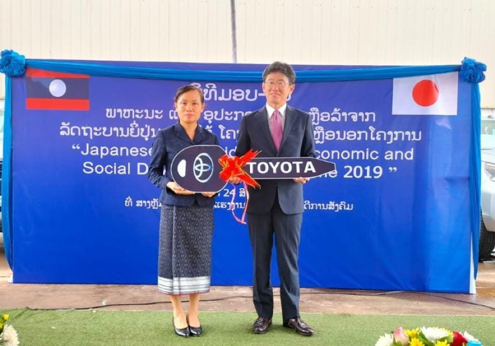 Chính phủ Nhật Bản tặng ô tô cho Chính phủ Lào phục vụ phòng chống thiên tai