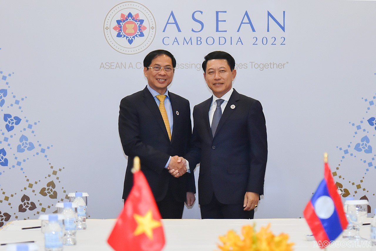 AMM-55: Bộ trưởng Ngoại giao Bùi Thanh Sơn đã gặp Phó Thủ tướng, Bộ trưởng Ngoại giao Lào Saleumxay Kommasith AMM-55: Bộ trưởng Ngoại giao Bùi Thanh Sơn đã gặp Phó Thủ tướng, Bộ trưởng Ngoại giao Lào Saleumxay Kommasith