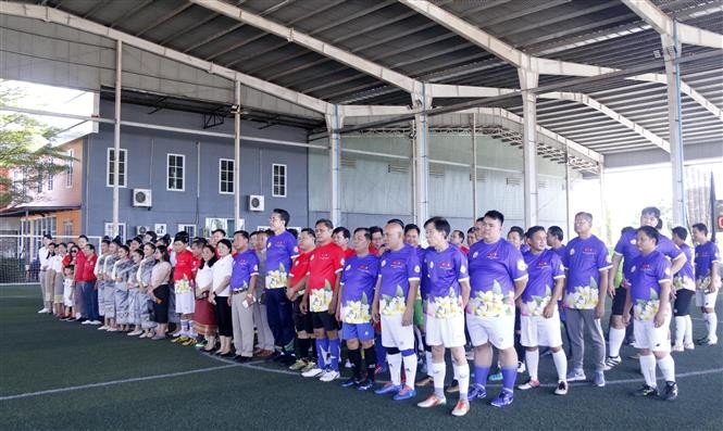 Các đội tham gia chụp ảnh lưu niệm trước khi thi đấu.Giải bóng đá chào mừng Năm Đoàn kết Hữu nghị Việt Nam-Lào 2022. (Nguồn: TTXVN) Các đội tham gia chụp ảnh lưu niệm trước khi thi đấu.Giải bóng đá chào mừng Năm Đoàn kết Hữu nghị Việt Nam-Lào 2022. (Nguồn: TTXVN)