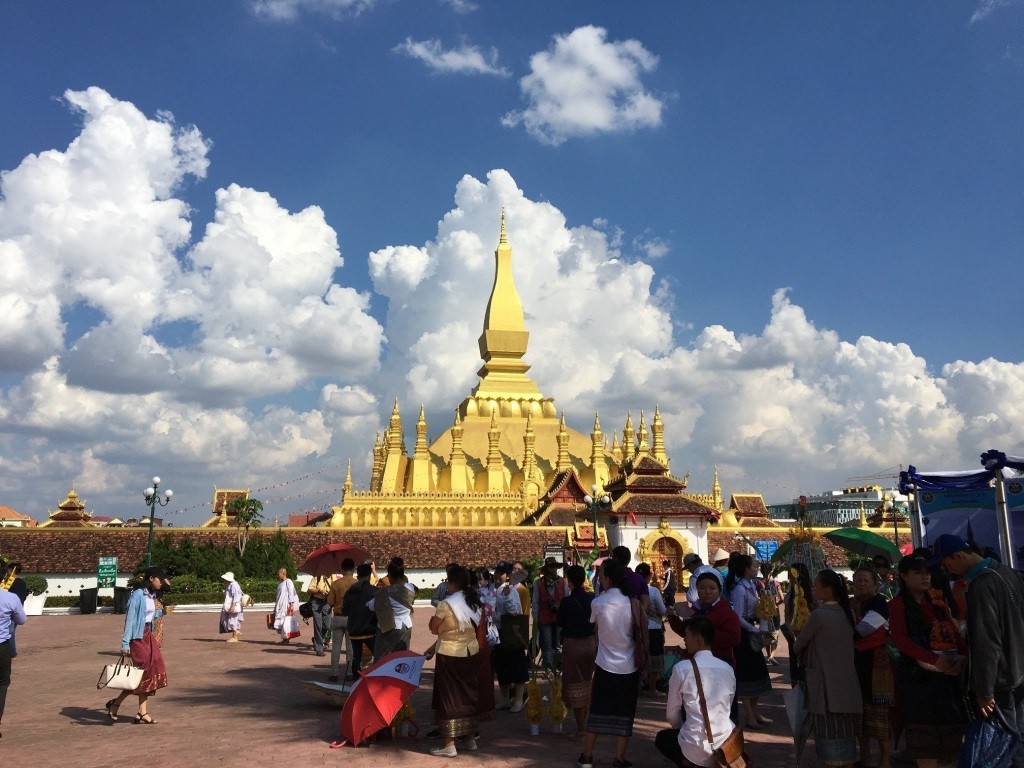 Cần mặc trang phục phù hợp khi thăm đền chùa ở Lào. (Nguồn: VOV)