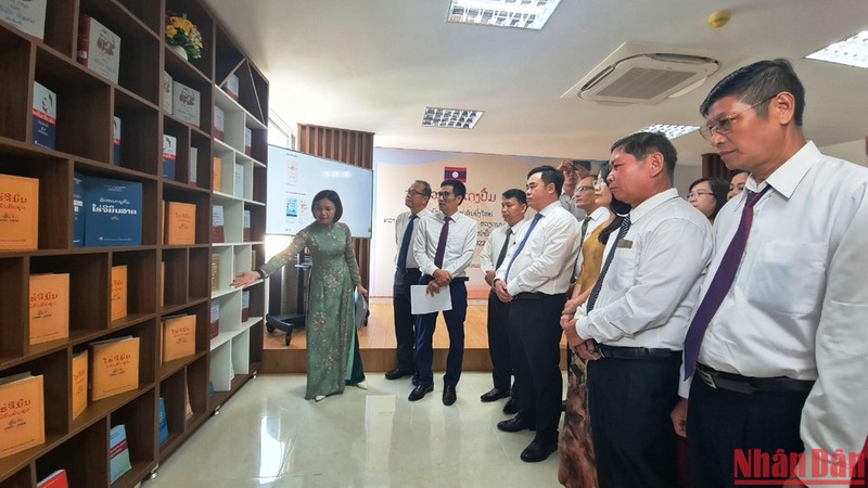 Triển lãm sách “Quan hệ hữu nghị vĩ đại, đoàn kết đặc biệt Việt Nam-Lào, Lào-Việt Nam”