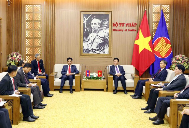 Bộ trưởng Bộ Tư pháp Lê Thành Long hội đàm với Bộ trưởng Bộ Tư pháp Lào Phayvy Siboualypha - Ảnh 2. Bộ trưởng Bộ Tư pháp Lê Thành Long hội đàm với Bộ trưởng Bộ Tư pháp Lào Phayvy Siboualypha - Ảnh 2.