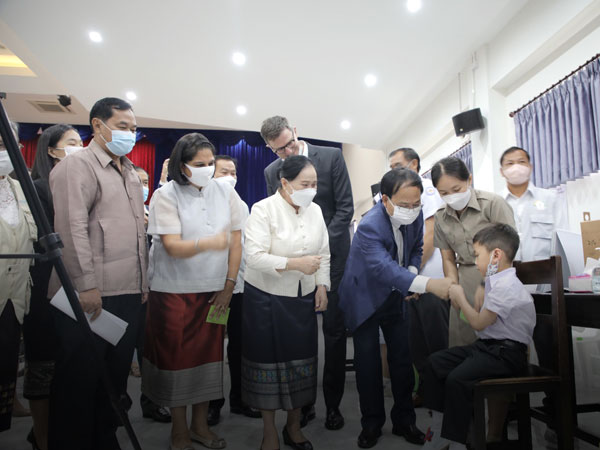 Australia tài trợ vaccine Covid-19 cho Lào