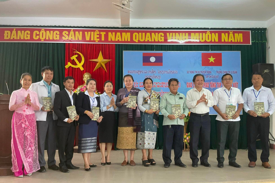 Sở Thông tin và Truyền thông tỉnh Quảng Trị: Tổ chức giao lưu và trao tặng Tạp chí Cửa Việt cho các học viên Lào tại Quảng Trị