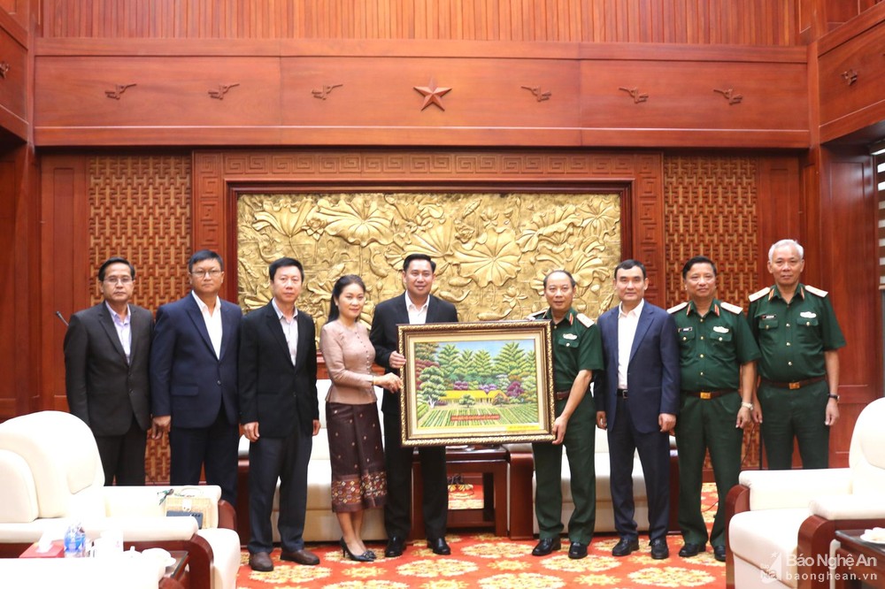 Văn phòng Phủ Thủ tướng Lào và Văn phòng Chính phủ Việt Nam thăm Bộ Tư lệnh Quân khu 4
