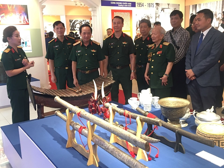 Khai mạc Triển lãm “Sắt son nghĩa tình Việt Nam – Lào”