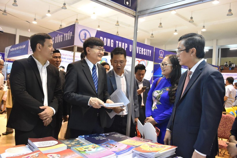 Triển lãm giáo dục đại học Việt Nam tại Lào ảnh 2
