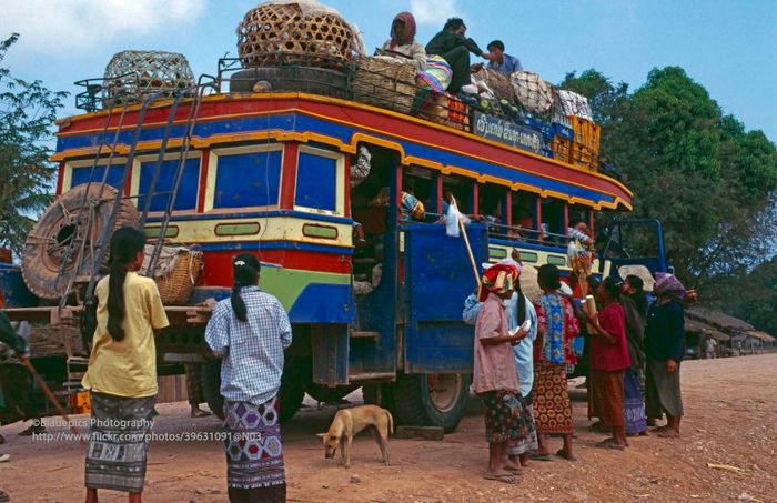 Xe buýt chạy tuyến Don Khong - Pakse.