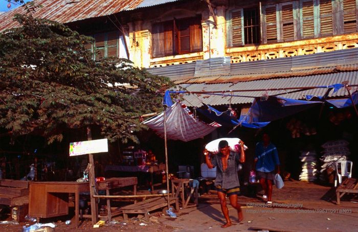 Bên ngoài một cửa hàng ở thị xã Pakse.