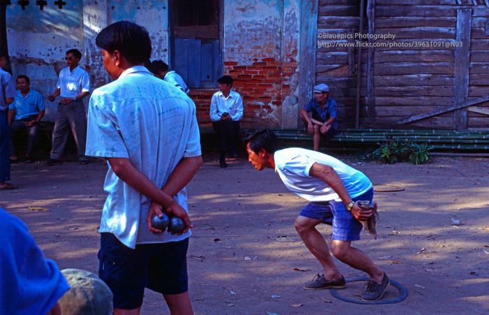Cánh nam giới chơi boule - trò ném bi sắt du nhập từ Pháp - ở Savannakhet. 