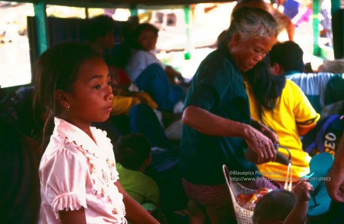 Các hành khách trên con thuyền đến Si Phan Don, quần đảo ven sông Mekong ở tỉnh Champasak.