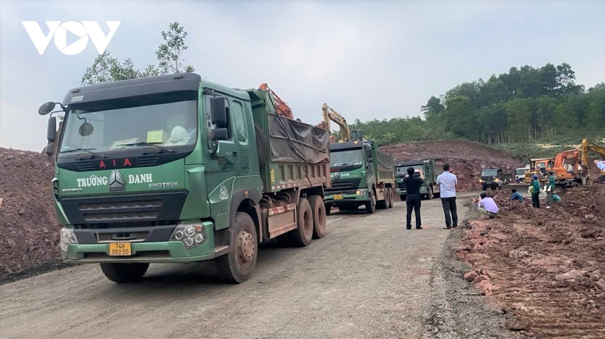 Thông xe tuyến tạm Quốc lộ 15D qua Lào