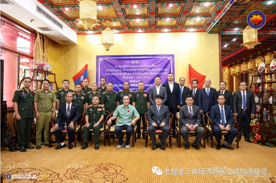 Bộ Quốc phòng Lào trao tặng Huân chương Anh dũng hạng nhì cho Chủ tịch Đặc khu Tam Giác Vàng