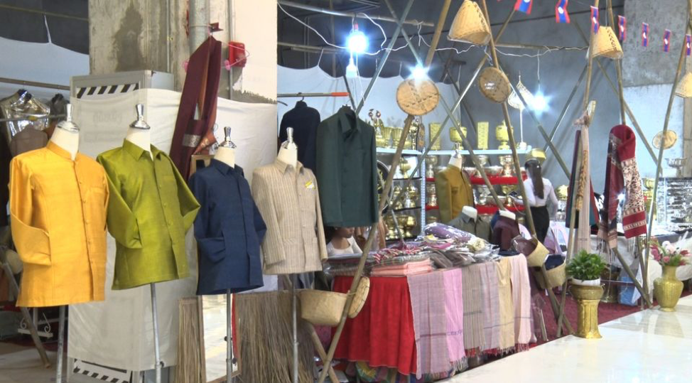 Hàng hoá truyền thống nhận được sự quan tâm tại Tuần lễ sản phẩm thủ công Lào
