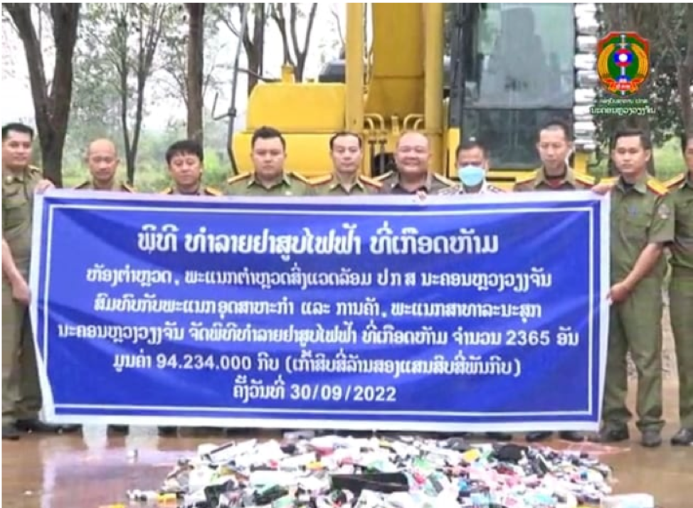 Viêng Chăn tiêu hủy số lượng lớn thuốc lá điện tử nhập lậu
