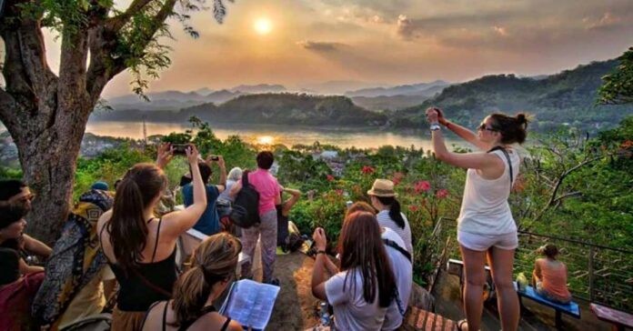 Chủ tịch Quốc hội Lào mời gọi khách du lịch Nga đến Lào