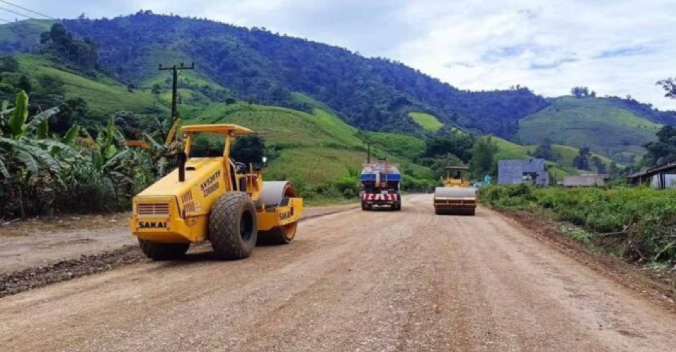 Tỉnh Viêng Chăn sửa chữa tuyến đường từ Văng Viêng đến huyện Kasy