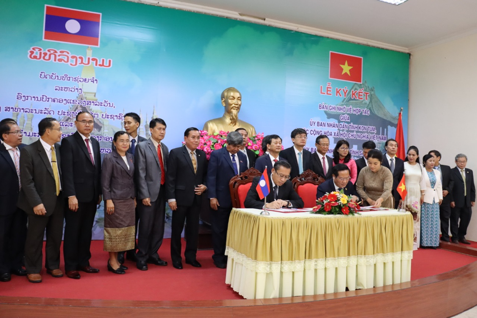Salavan và Kontum ký biên bản hợp tác 5 năm tới