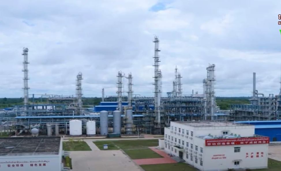 Lãnh đạo Lào thị sát nhà máy lọc dầu của Petro Lao