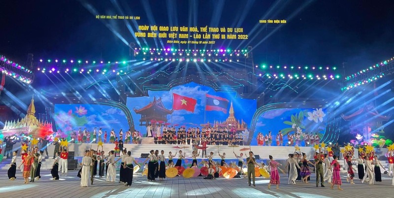 Diễn viên, nghệ nhân Việt Nam-Lào biểu diễn nghệ thuật trong lễ khai mạc Ngày hội.