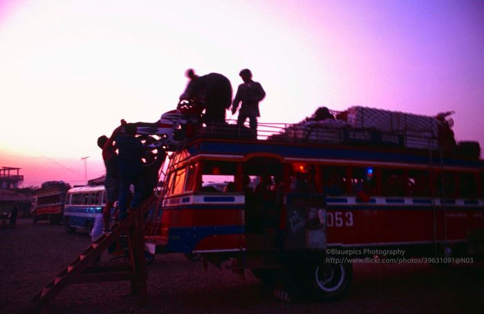 Bến xe Savannakhet, khoảng 5h sáng.