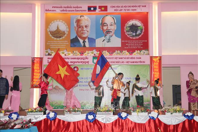 Hội thi nghệ thuật mừng kỷ niệm 92 năm ngày Phụ nữ Việt Nam tại Lào
