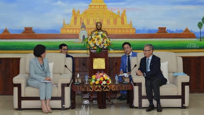 Trưởng Ban Đối ngoại Trung ương Đảng Nhân dân Cách mạng Lào Thongsavanh Phomvihane và đồng chí Nguyễn Thị Hoàng Vân tại buổi làm việc ngày 12/10. (Ảnh: KTP/Pasaxon)