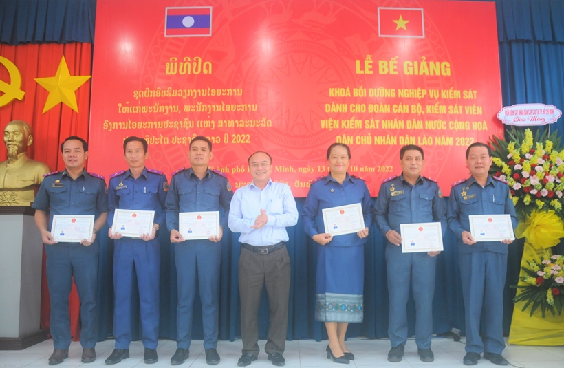 Bế giảng lớp bồi dưỡng nghiệp vụ kiểm sát cho Đoàn học viên nước CHDCND Lào