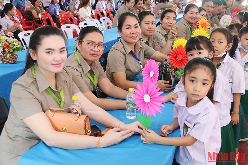 Trường song ngữ Nguyễn Du kỷ niệm Ngày nhà giáo quốc gia Lào ảnh 1