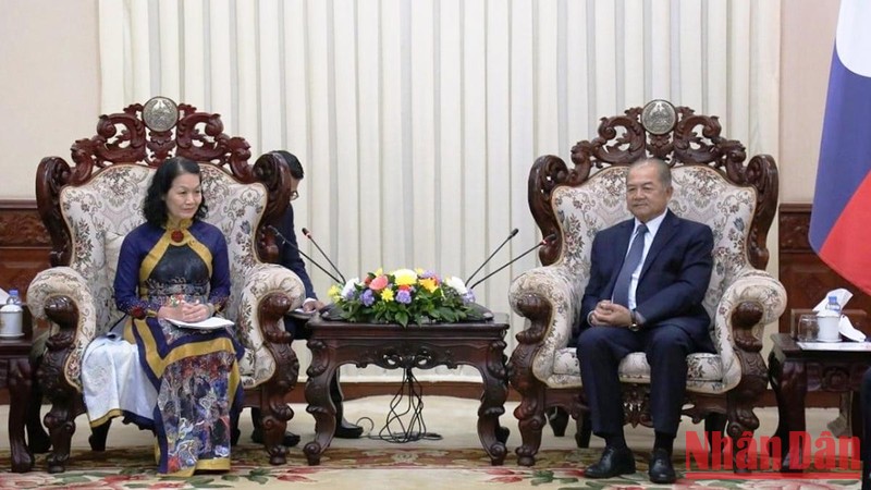 Phó Thủ tướng Lào Kikeo Khaykhamphithoun tiếp Chủ tịch Hội Chữ thập đỏ Việt Nam Bùi Thị Hòa.