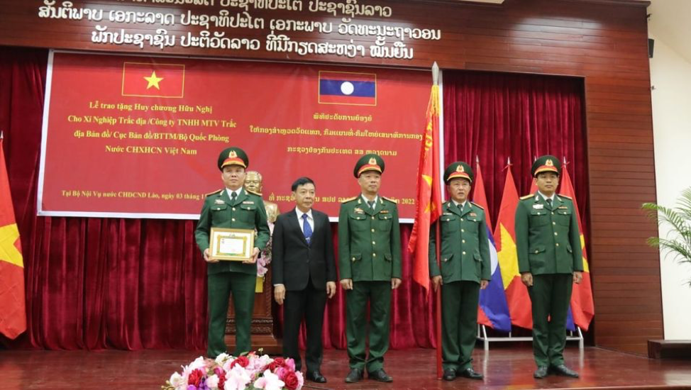 Bộ Nội vụ Lào trao tặng Huy chương hữu nghị cho xí nghiệp trắc địa thuộc Cục Bản đồ Bộ Quốc phòng Việt Nam