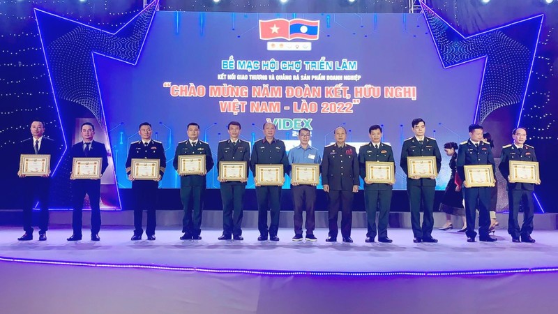 Gần 10 nghìn lượt khách dự Hội chợ triển lãm hàng hóa Việt Nam-Lào 2022