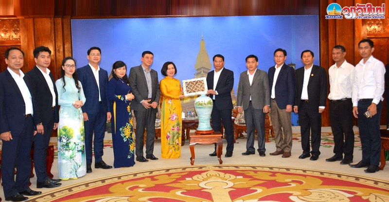 Quận Tây Hồ sang thăm và làm việc tại thủ đô Viêng Chăn