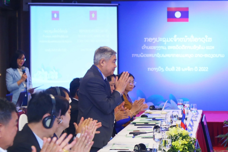 Các đại biểu Việt Nam và Lào tham dự Hội nghị