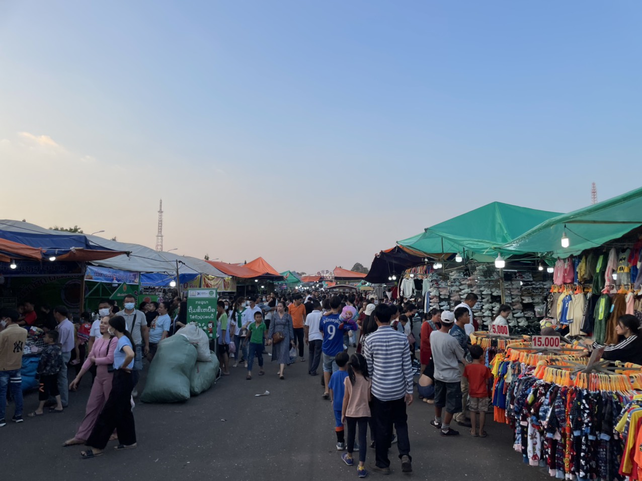 Hàng trăm cảnh sát Vientiane làm nhiệm vụ trong dịp lễ hội Bun That Luang
