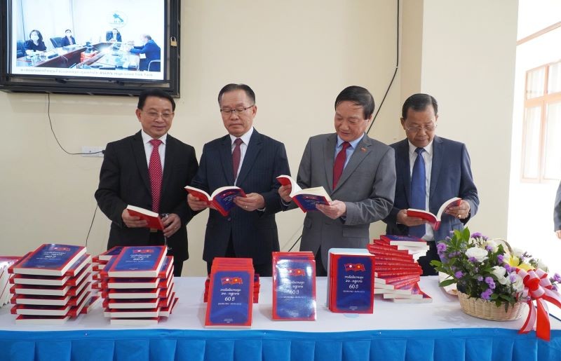 Ra mắt cuốn sách 60 năm quan hệ ngoại giao Lào-Việt Nam