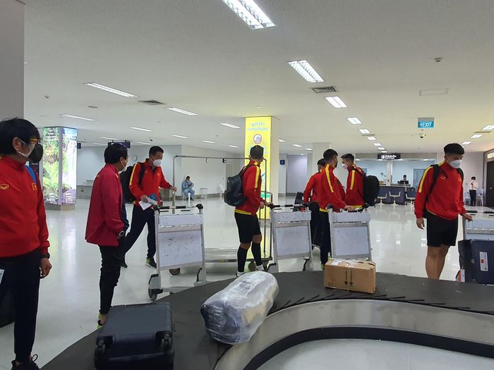 Các cầu thủ lấy hành lý và được là thủ tục nhập cảnh rất nhanh chóng
