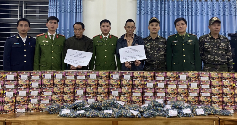 Việt Nam bắt giữ vụ buôn pháo lậu từ Lào