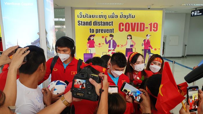 Văn Hậu, Quang Hải bị các fan nữ quây kín xin chữ ký
