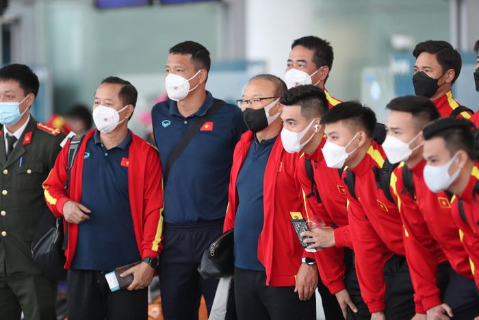 9h30 sáng 17/12, tuyển Việt Nam di chuyển sang Lào, chuẩn bị cho trận ra quân AFF Cup 2022 gặp đội chủ nhà