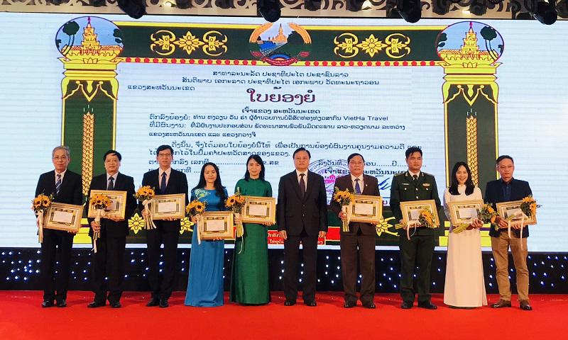 Khen thưởng cho c&aacute;c tập thể, c&aacute; nh&acirc;n đ&atilde; c&oacute; th&agrave;nh t&iacute;ch g&oacute;p phần vun đắp mối quan hệ hữu nghị giữa 3 tỉnh Quảng Trị, Savannakhet, Salavan