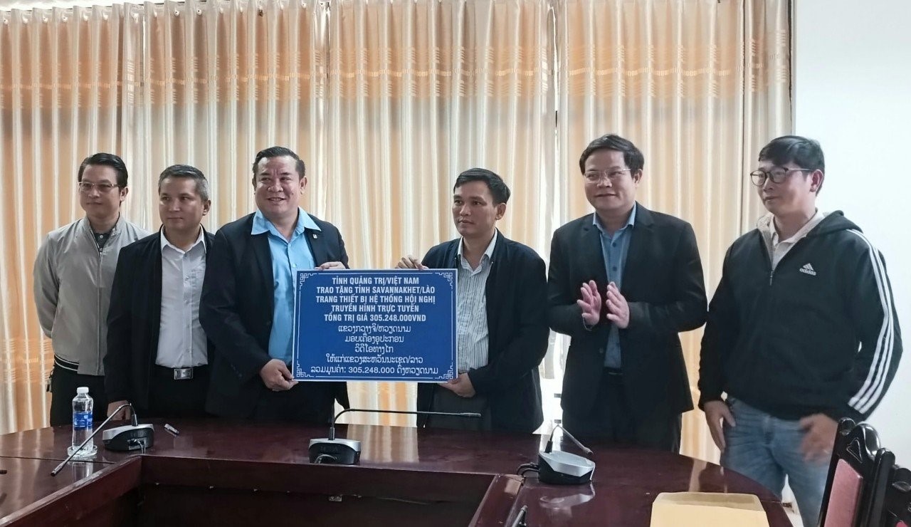 Trao tặng thiết bị hội nghị truyền hình trực tuyến cho tỉnh Savannakhet, Lào
