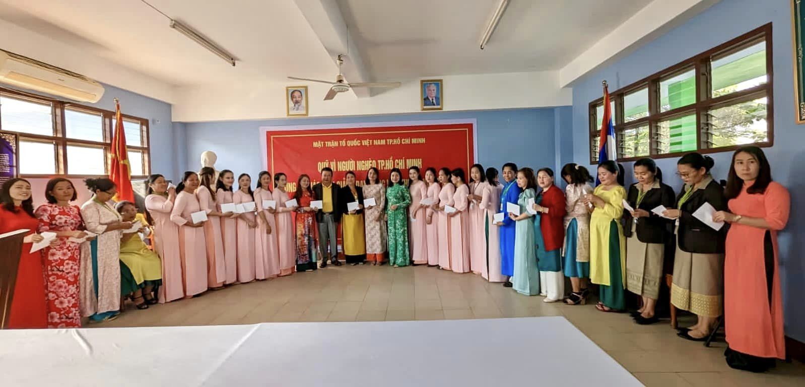 Trao quà hỗ trợ giáo viên Trường Song ngữ Lào – Việt Nam Nguyễn Du khắc phục khó khăn do đại dịch Covid-19