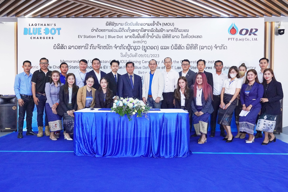 Hai doanh nghiệp lớn của Lào hợp tác lắp đặt trạm sạc điện tại cây xăng
