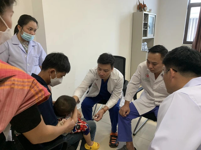 Chuyến công tác “đặc biệt” của vị bác sĩ Bệnh viện Trung ương quân đội 108 trên nước bạn Lào