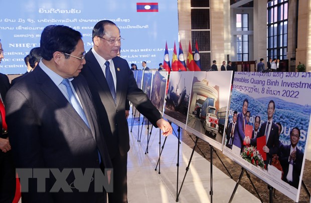 Thủ tướng Việt Nam và Lào tham quan triển lãm thành tựu kinh tế 2 nước