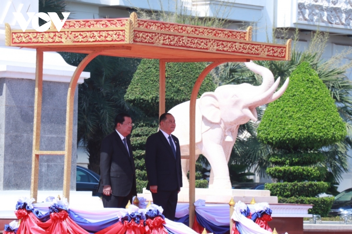 Thủ tướng Campuchia thăm chính thức Lào
